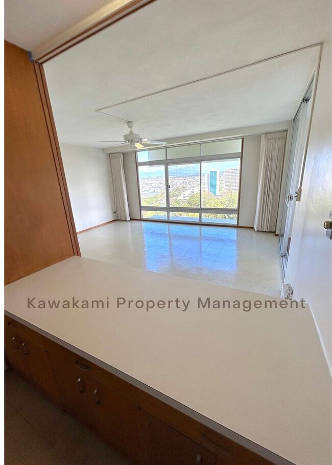 Building Photo - 18th Floor Queen Emma Gardens Apartment - ...