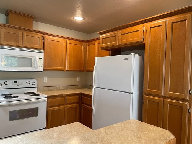 Building Photo - 55 Plus Community-1 Bedroom 1 Bath---Bonus Room/Office Space-Located in Friendly Central Point