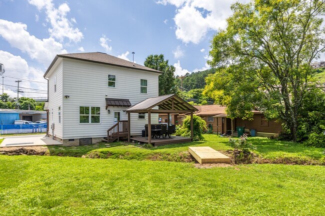 Building Photo - 213 Winchester St