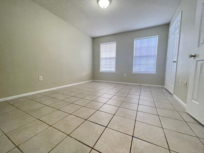 Building Photo - Cozy 2B/2B Condo near Beach in the Heart of Destin!