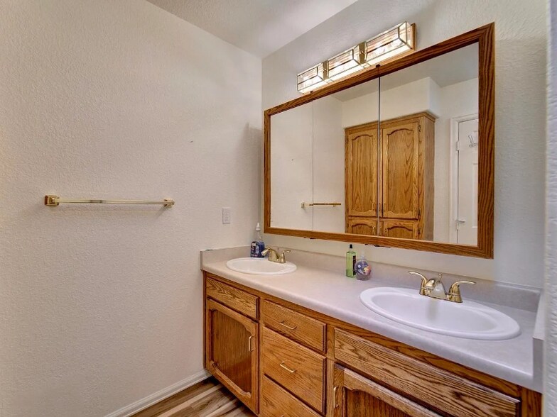 Building Photo - 3057 Noble Ct