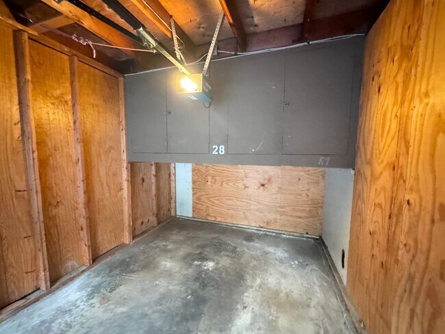 Building Photo - Beautifully Remodeled 1 BD, 1 Mile to beach