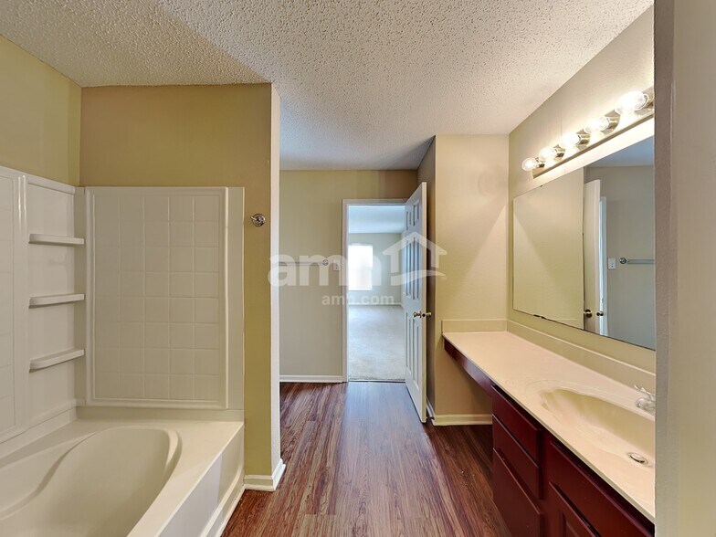 Building Photo - 13993 Meadow Lake Dr