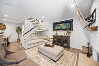 Building Photo - 3 bed 2 bath move-in ready unit.