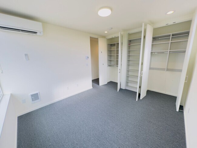 Building Photo - 3 Bedroom Central District Townhome w/ Garage, AC & Rooftop Deck