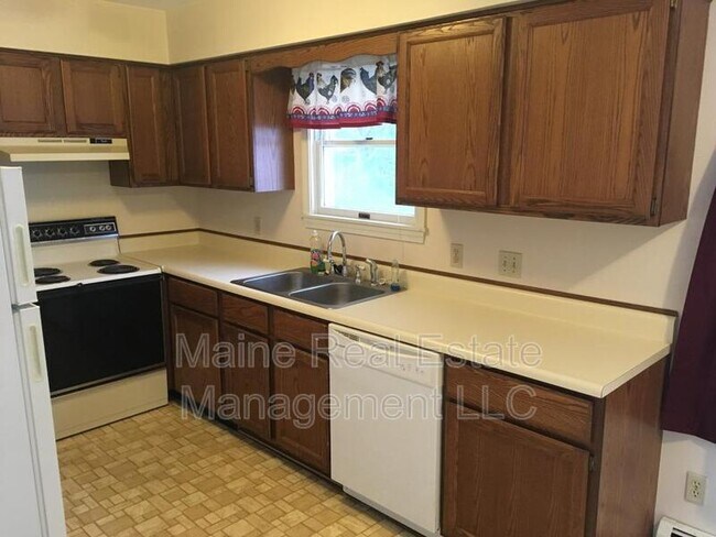 Building Photo - 114 Main Rd N