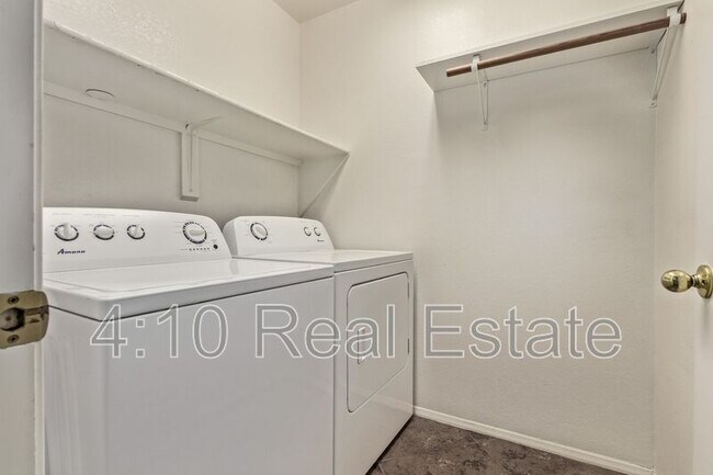 Building Photo - 1678 S Ash Dr
