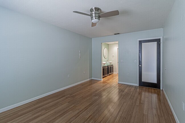 Building Photo - Modern Design 3 Bedroom 2 Bath, 2 car Gara...