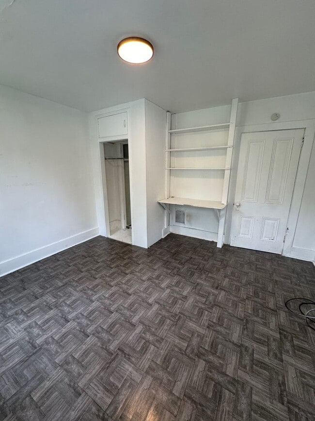 Building Photo - 3 Bedroom 1 Bath Minutes Away from the City!