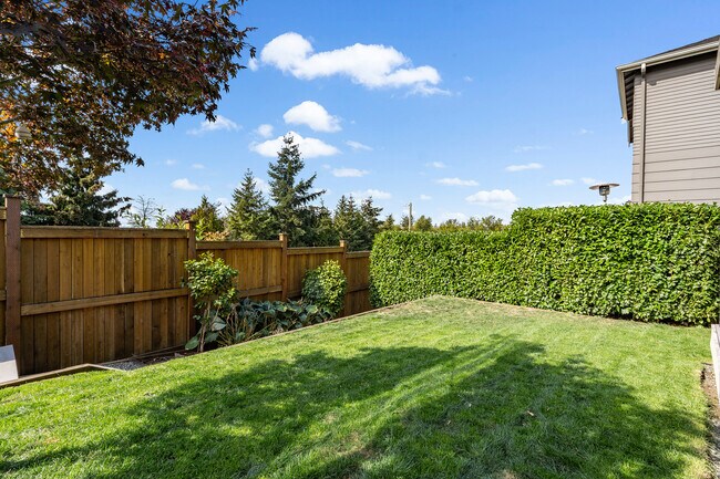fully fenced back yard - 3309 Stonecrop Way