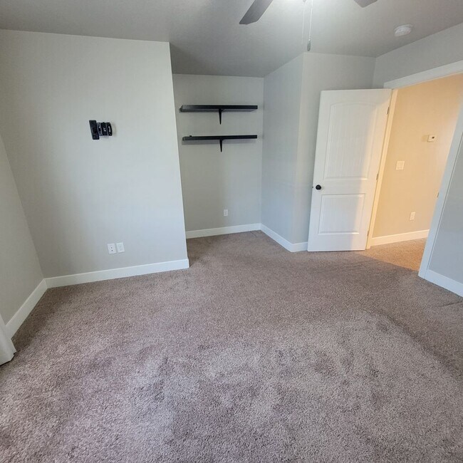 Building Photo - Spacious Modern Townhome