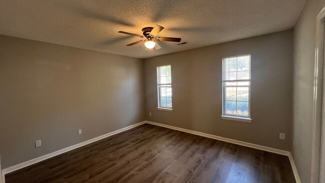 Building Photo - Sleek and Stylish 3 Bedroom, 2 full bath cottage home in Mid-town! Only $1750/mo.!!