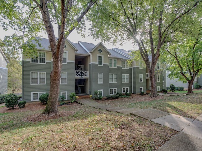 Building Photo - Amenity rich water front condo ready for move in!