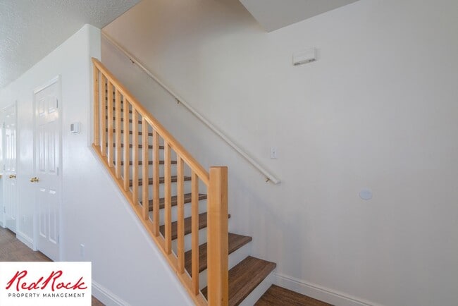 Building Photo - 2 Bedroom Townhome Available