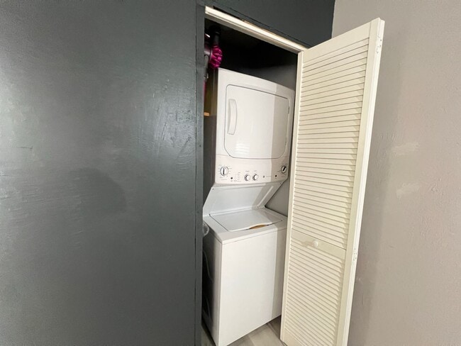 Building Photo - 1 bedroom, 1 bathroom, Condo located in Northwest