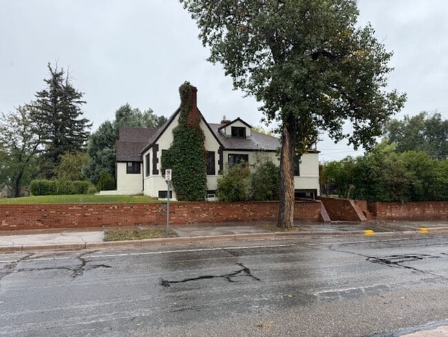 Building Photo - House For Lease