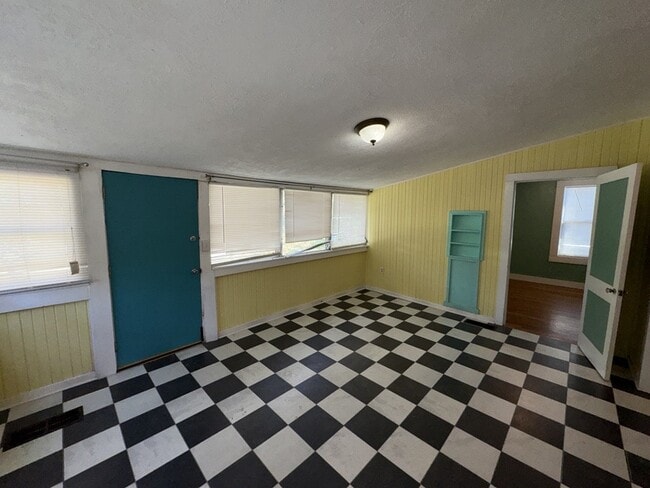 Building Photo - 302 Decelle St