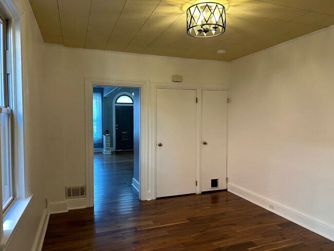 Building Photo - Beautiful 3 Bedroom, 1.5 Bath *2 Car Detac...