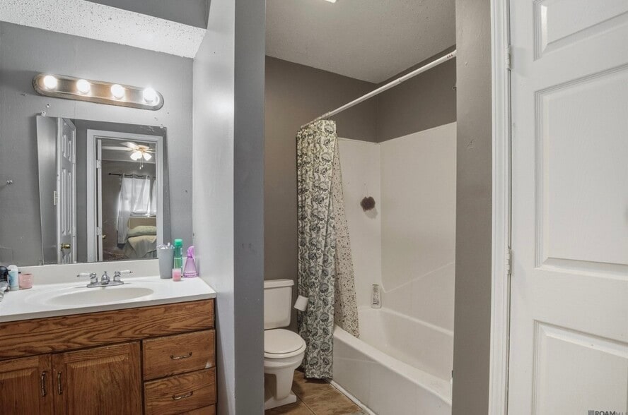 Full bathroom - 1128 Dimarco St