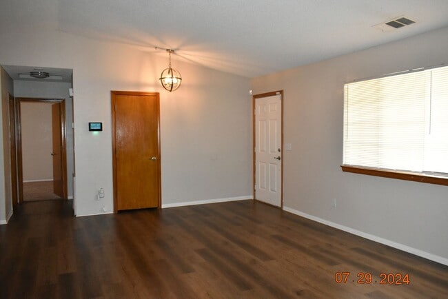 Building Photo - Charming 3-Bedroom Home with Spacious Backyard & 2-Car Garage