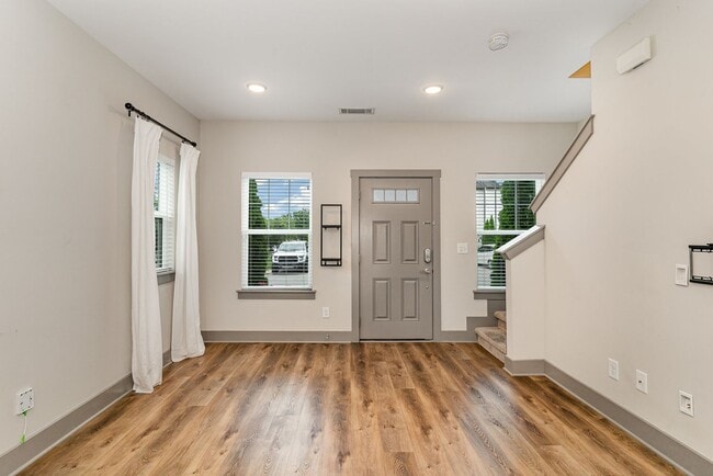 Building Photo - 2 Bed 2.5 bath Bellevue townhome 1,152 SqFt
