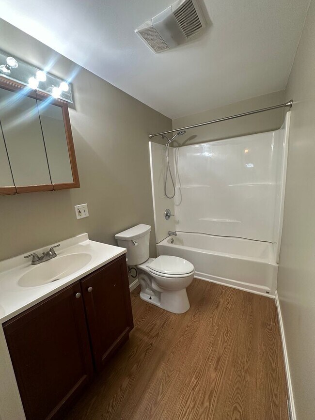 Building Photo - 649 Golfview Dr