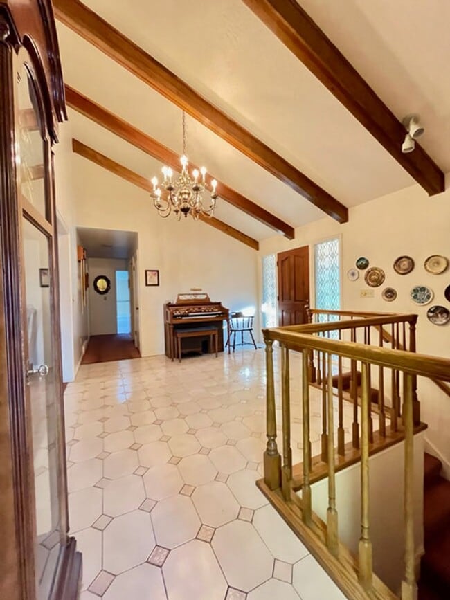 Building Photo - Beautiful home with amazing views and larg...