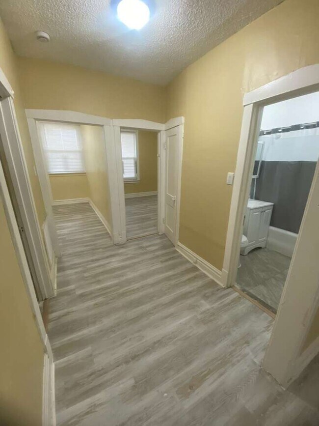 Building Photo - 5952 W Roosevelt Rd