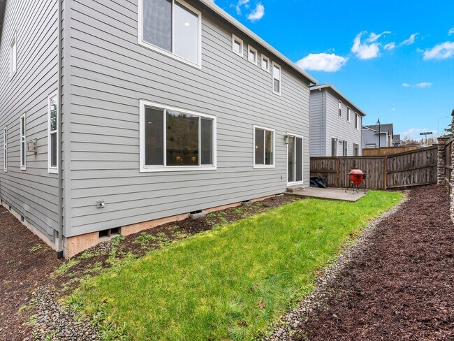 Building Photo - Stunning 4 Bed/2.5 Bath Modern Farmhouse in Scouters Mountain - HV