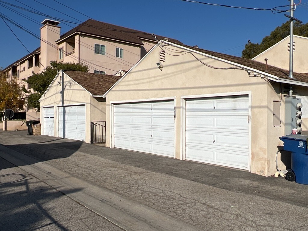 Building Photo - 1233 N Hollywood Way