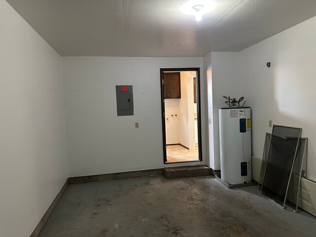 Building Photo - 2 bedroom 1.5 bath duplex in Springfield!