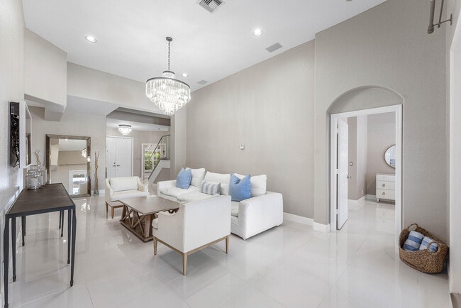 Building Photo - 121 Palm Cir