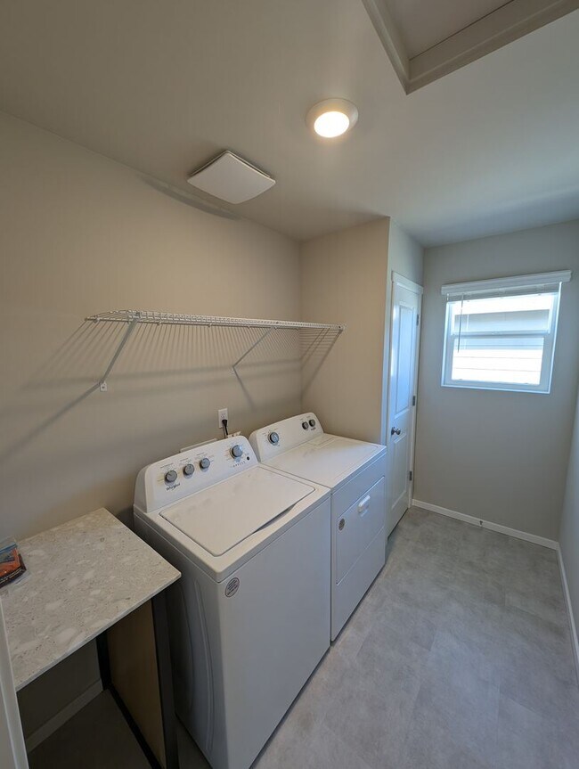 Building Photo - Newer 4 Bedroom in Stetson Heights. MOVE I...
