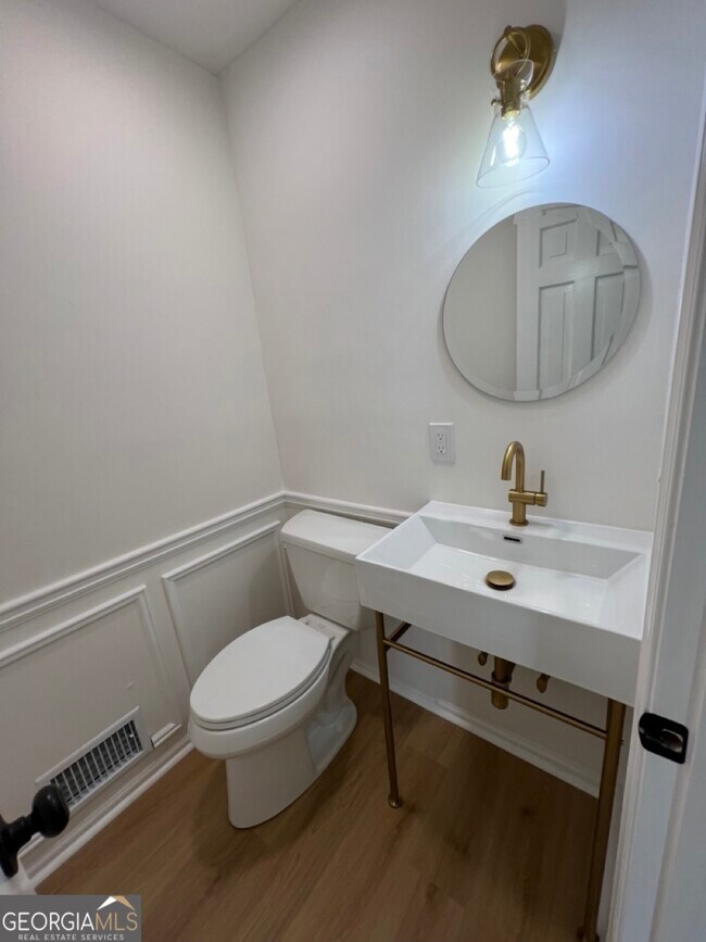 Building Photo - 2907 Clearbrook Dr