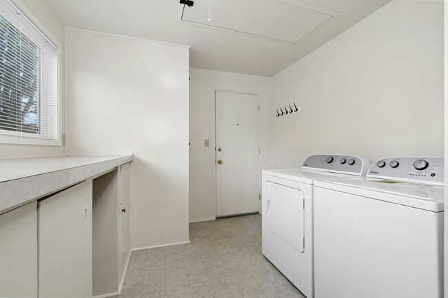 Building Photo - 3bd/2ba Seattle Home