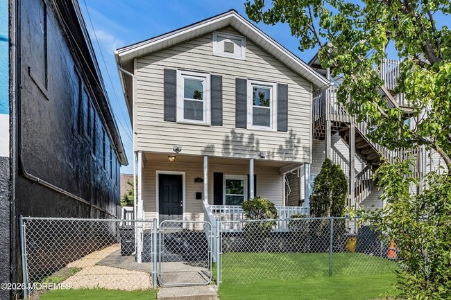 Building Photo - 303 Comstock St