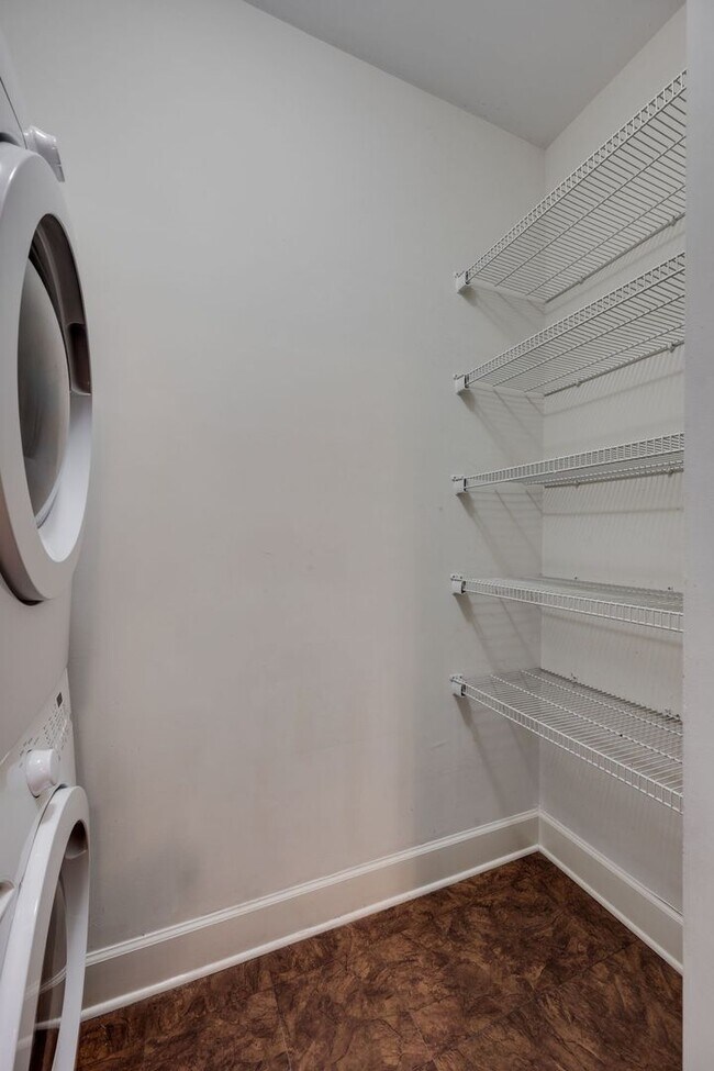Building Photo - 2-Bed/2-Bath condo in Lenox Village.