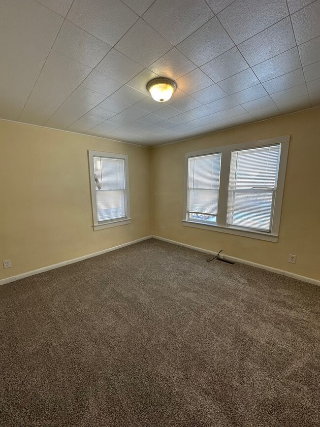 Building Photo - Renovated 2 bedroom, 1 bathroom home on Southside