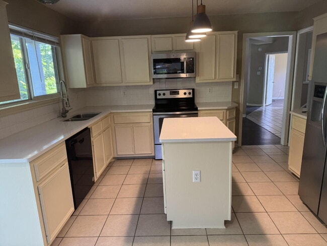 Building Photo - 120 Wind Ridge Dr