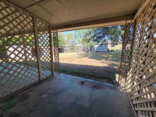 Building Photo - FOR LEASE!!