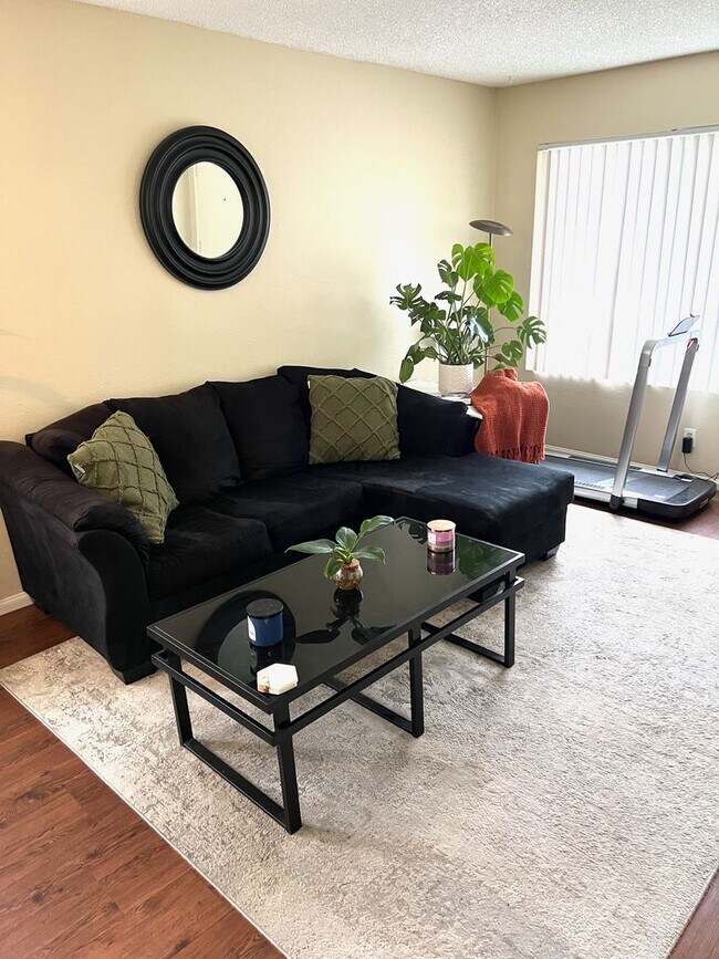 Building Photo - 2 Bedroom 2 Bath Sanctuary!
