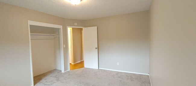 Building Photo - Darling Updated 3 Bedroom Ranch Located a Block from Glenwood City Park and Just a few Blocks fro...