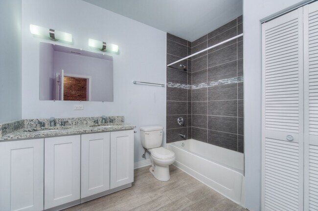 Building Photo - Spacious 4 Bed 3 Bath located in the North Center area