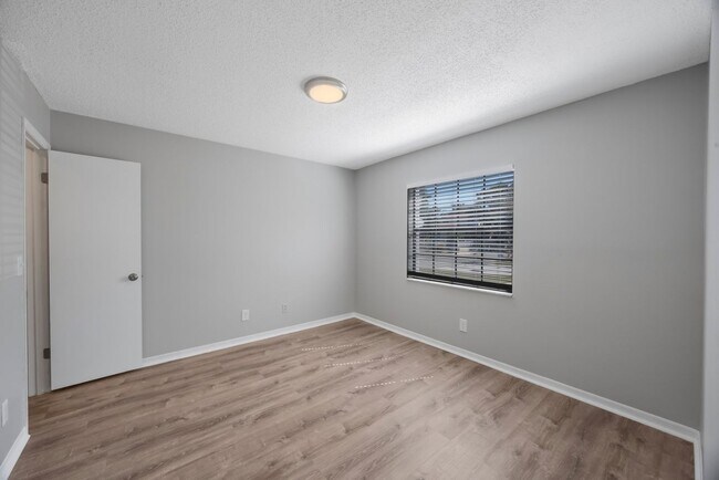 Building Photo - Newly Renovated 2 bedroom 2 bath within wa...