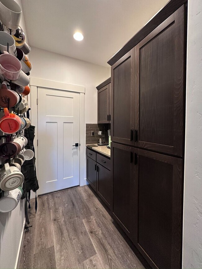 Building Photo - Stunning home available in Stone Creek!  Must see the interior!