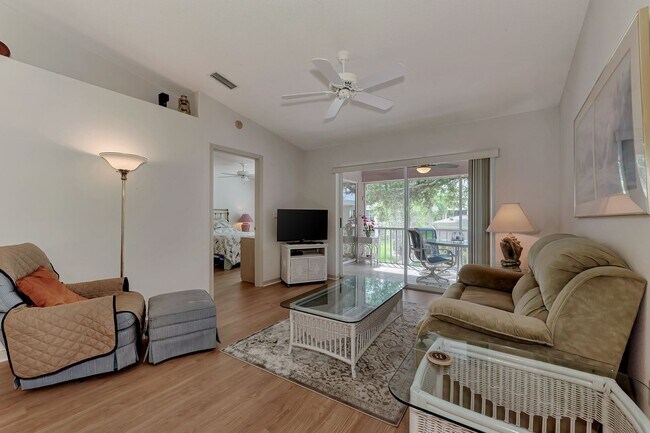 Building Photo - GEORGOUS 2 BEDROOM, 2BATHROOM, TURN KEY FU...