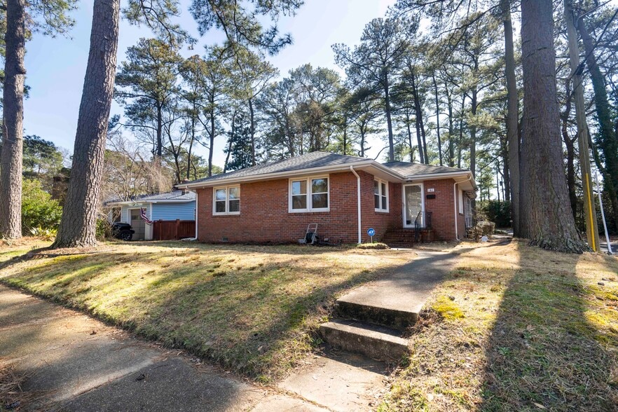 Building Photo - 161 Blades St