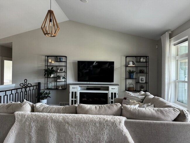 Building Photo - Stunning 6-Bedroom, 3-Bath Home in Prime L...