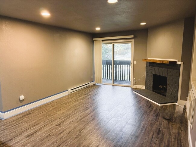 Building Photo - 1 Bedroom, 1 Bath Condo Available Sept 4st...