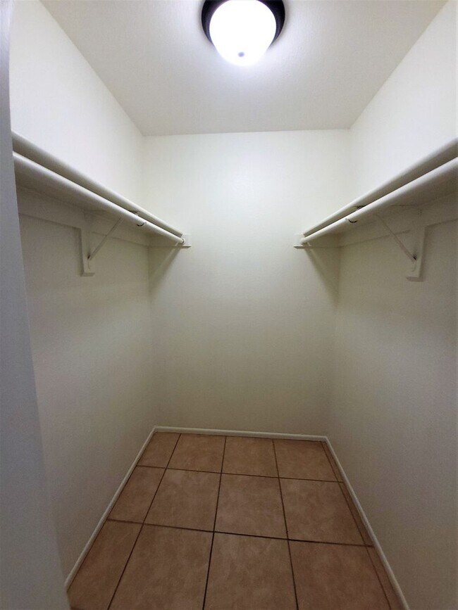 Building Photo - GATED COMMUNITY IN TEMPE!